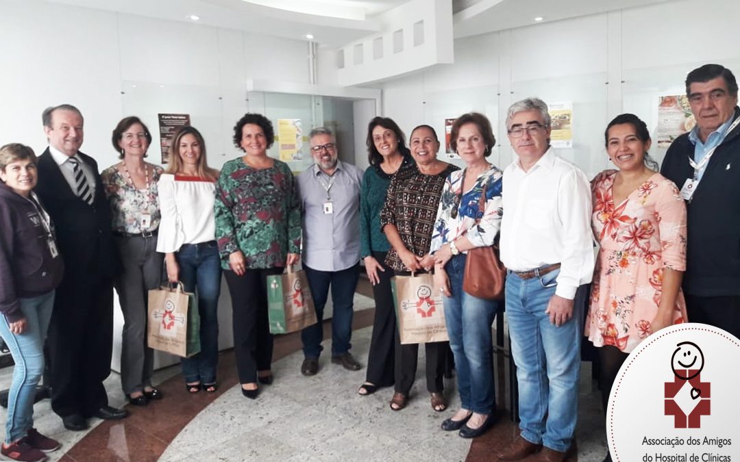 Cadeiras de rodas são doadas para pacientes do HC