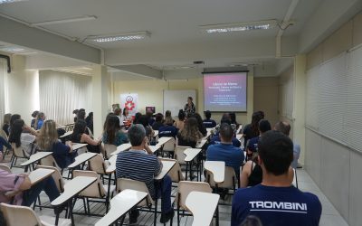 Amigos do HC promovem palestra durante Outubro Rosa aos colaboradores da Trombini Embalagens