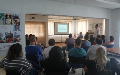 Colaboradores e voluntários dos Amigos do HC participam de palestra sobre o câncer de próstata