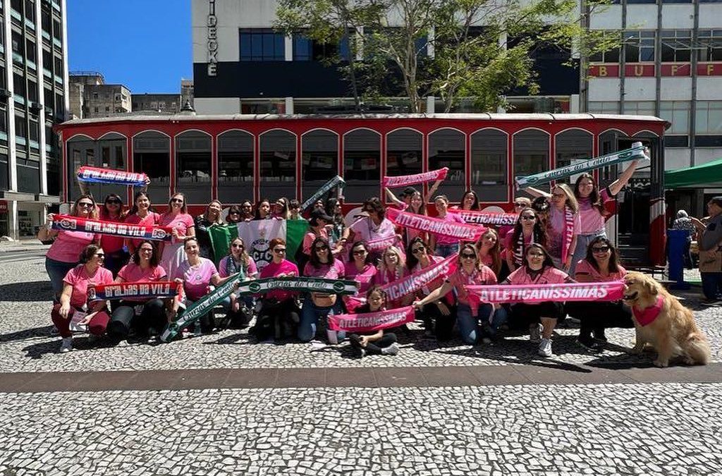 Coletivos femininos de torcedoras se unem em caminhada pelo Outubro Rosa