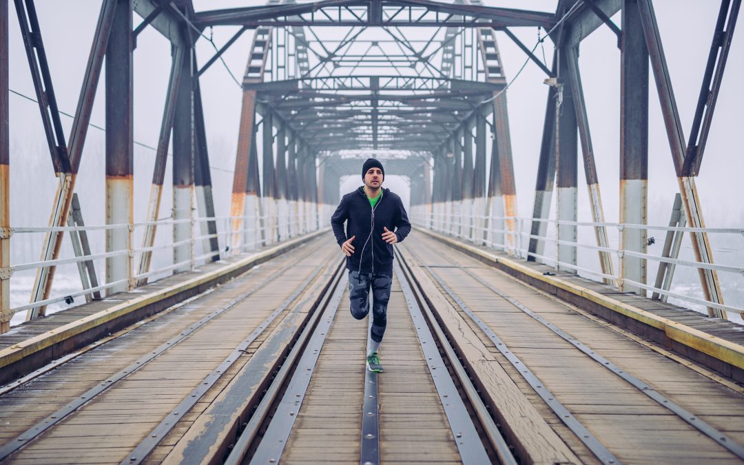 A diferença entre correr ao ar livre e um ambiente fechado