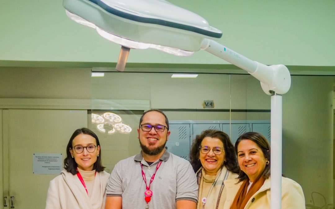 Amigos do HC recebem doação de foco cirúrgico para o Centro Cirúrgico do Hospital de Clínicas