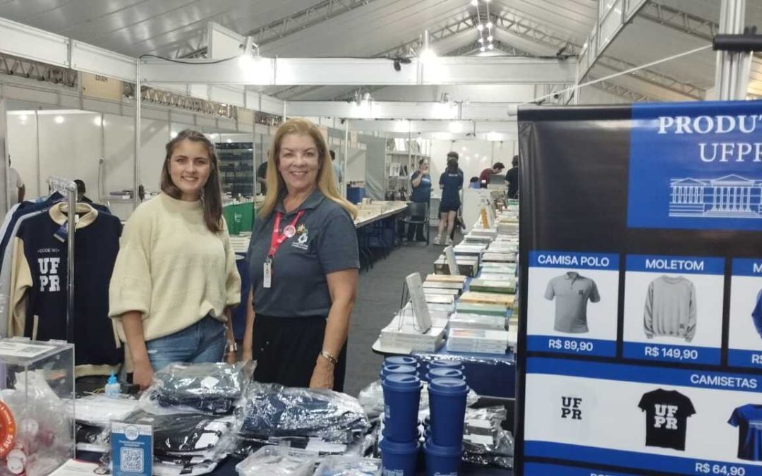 Amigos do HC marcam presença na XXIII Feira de Livros Editora UFPR